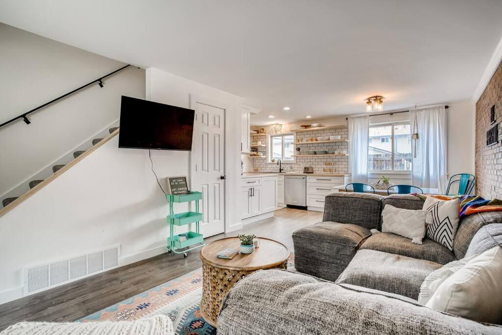 Family Townhome Near Mountains & Olde Town Арвада Экстерьер фото